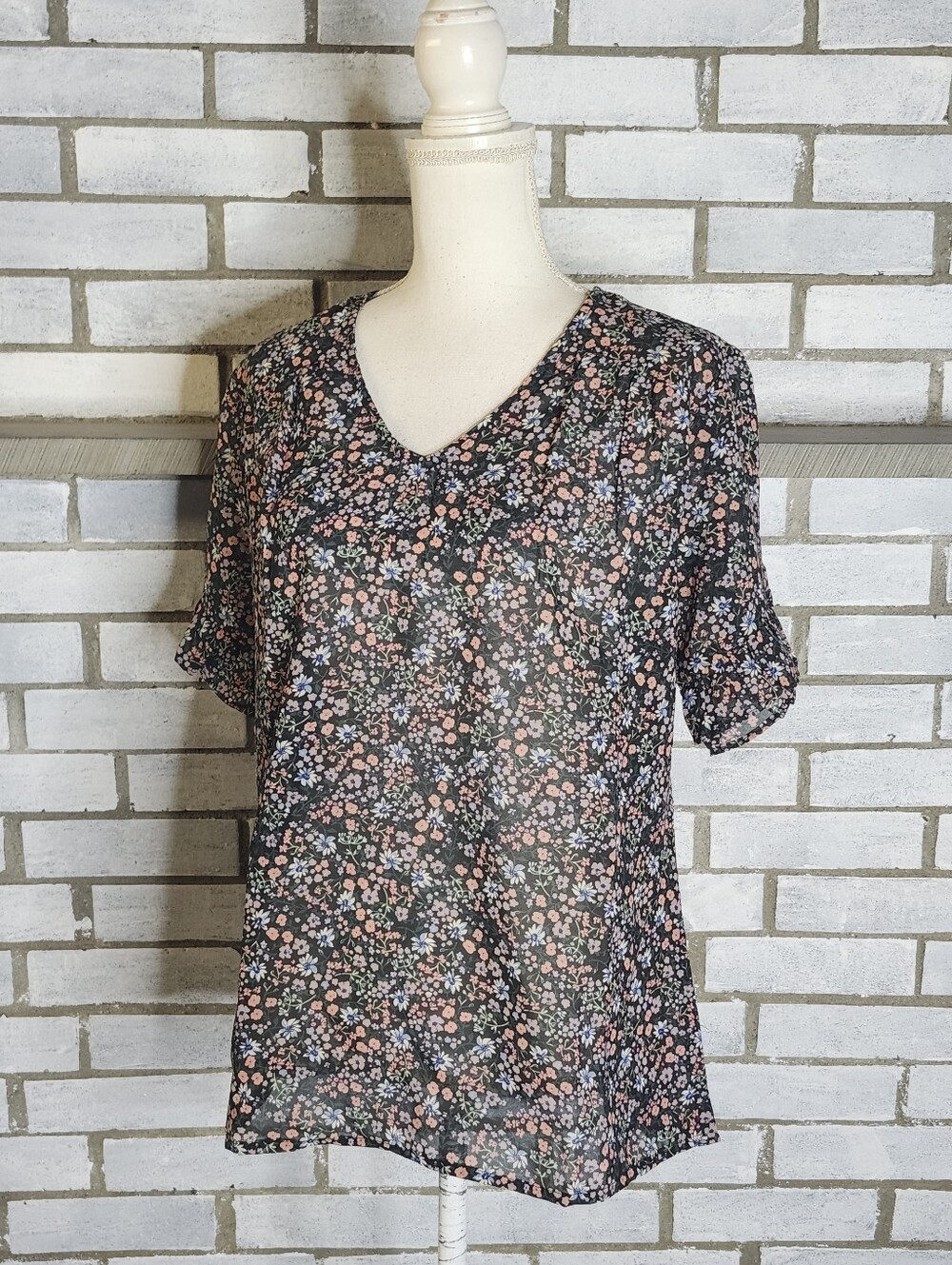 • Kate & Mallory Blouse M Womens Black Sheer Floral V-Neck Short Sleeve Top